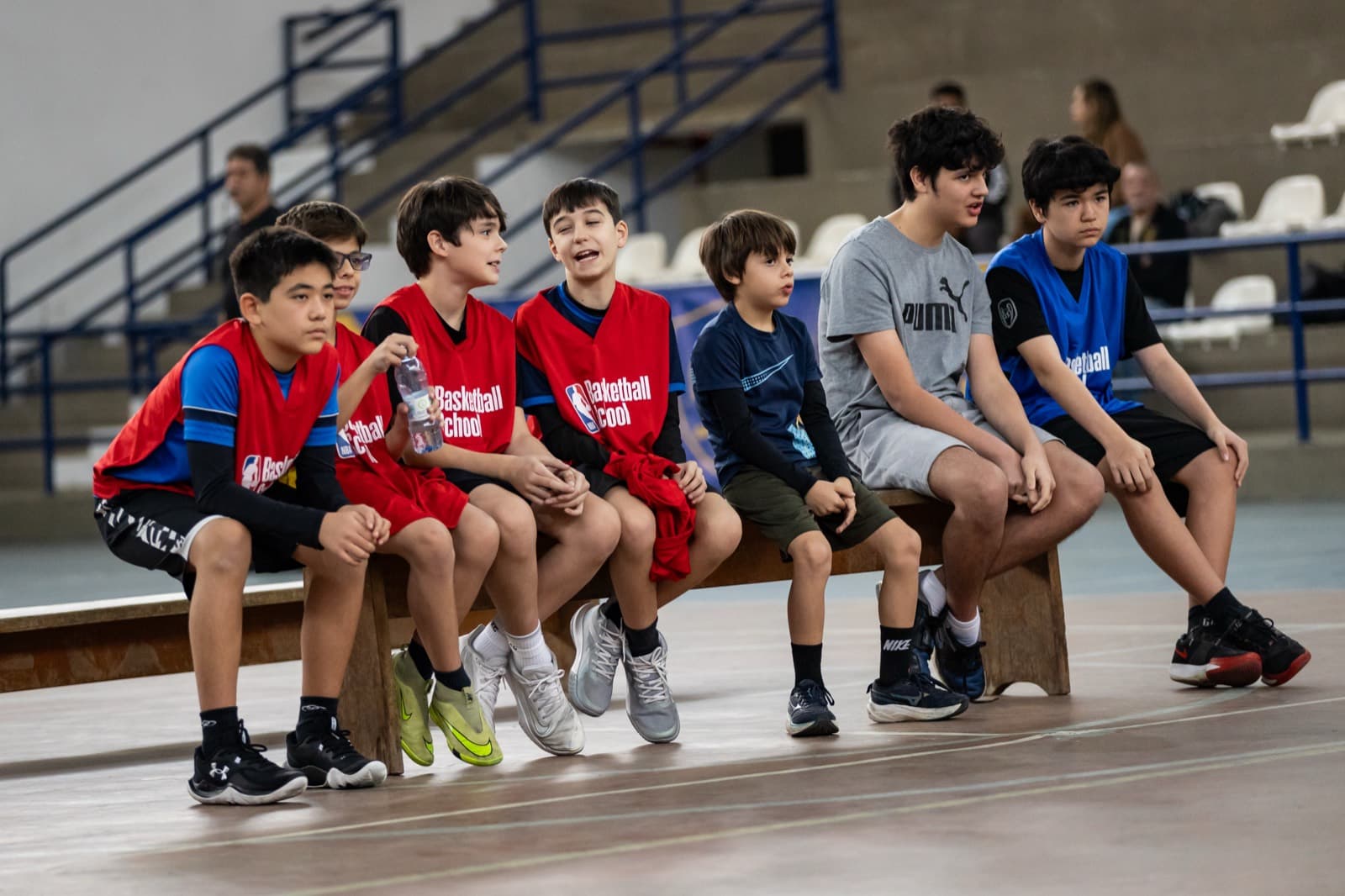 Turma sentada no banco entre as partidas